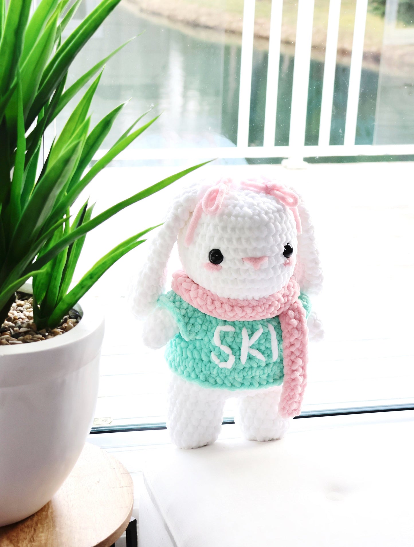 Crochet Pattern Ski Bunny with Sweater & Scarf (Jumbo)